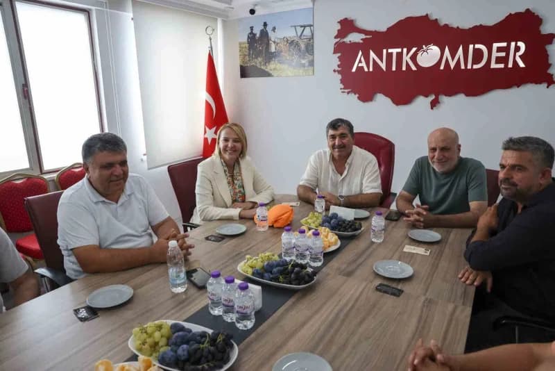 ATSO Başkan adayı Hatice Öz, seçim çalışmaları kapsamında Antalya Toptancı Hali'ni ziyaret etti.