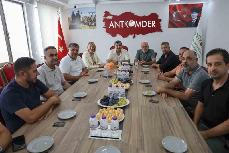 ATSO Başkan adayı Hatice Öz, seçim çalışmaları kapsamında Antalya Toptancı Hali'ni ziyaret etti.