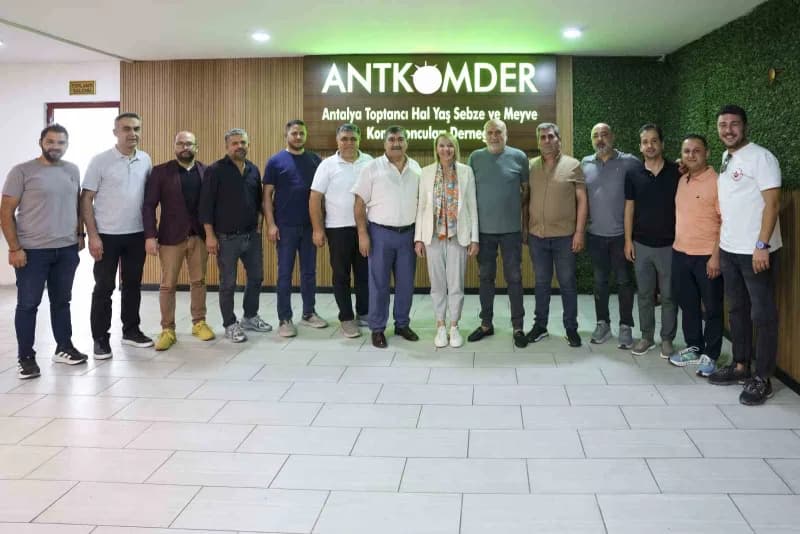 ATSO Başkan adayı Hatice Öz, seçim çalışmaları kapsamında Antalya Toptancı Hali'ni ziyaret etti.