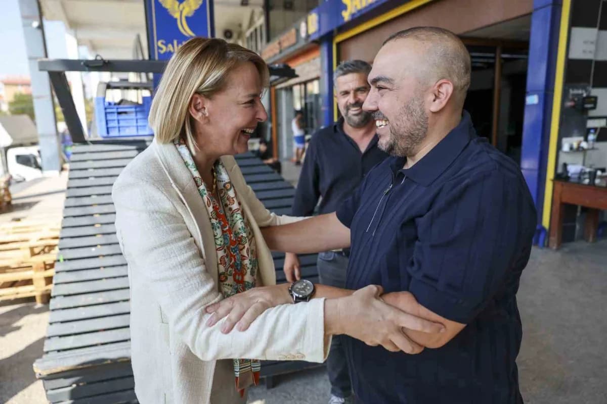 ATSO Başkan adayı Hatice Öz, seçim çalışmaları kapsamında Antalya Toptancı Hali'ni ziyaret etti.