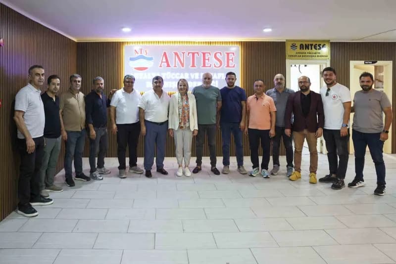 ATSO Başkan adayı Hatice Öz, seçim çalışmaları kapsamında Antalya Toptancı Hali'ni ziyaret etti.