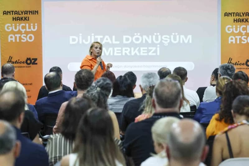 Antalya Ticaret ve Sanayi Odası (ATSO) Başkan Adayı Hatice Öz, seçim çalışmalarının en önemli gücü olan komite üyeleriyl