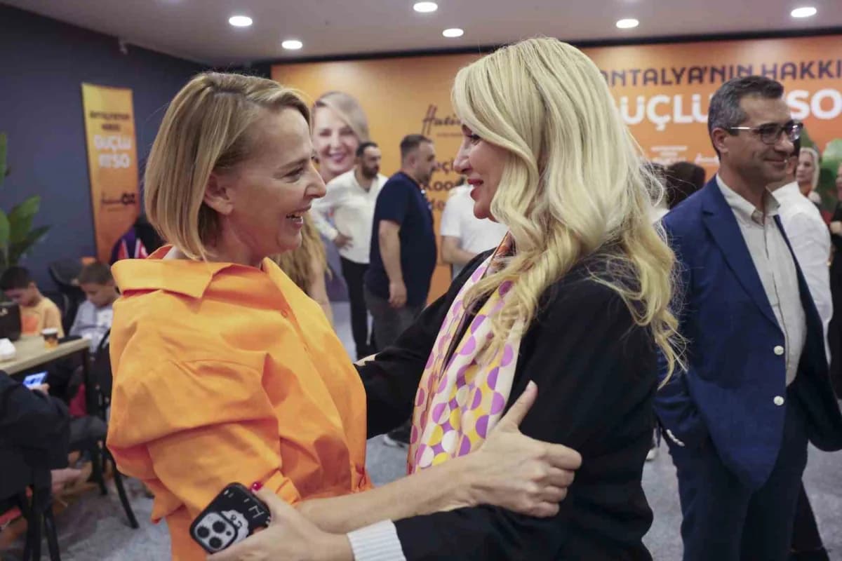 Antalya Ticaret ve Sanayi Odası (ATSO) Başkan Adayı Hatice Öz, seçim çalışmalarının en önemli gücü olan komite üyeleriyl