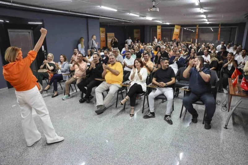 Antalya Ticaret ve Sanayi Odası (ATSO) Başkan Adayı Hatice Öz, seçim çalışmalarının en önemli gücü olan komite üyeleriyl