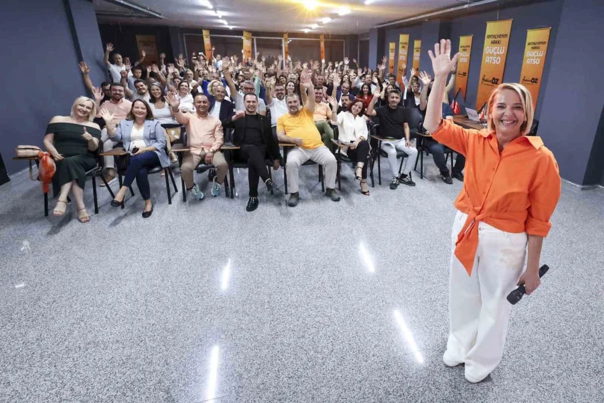 Hatice Öz, Antalya Ticaret ve Sanayi Odası seçim çalışmaları kapsamında komite üyeleriyle toplantıda konuşuyor