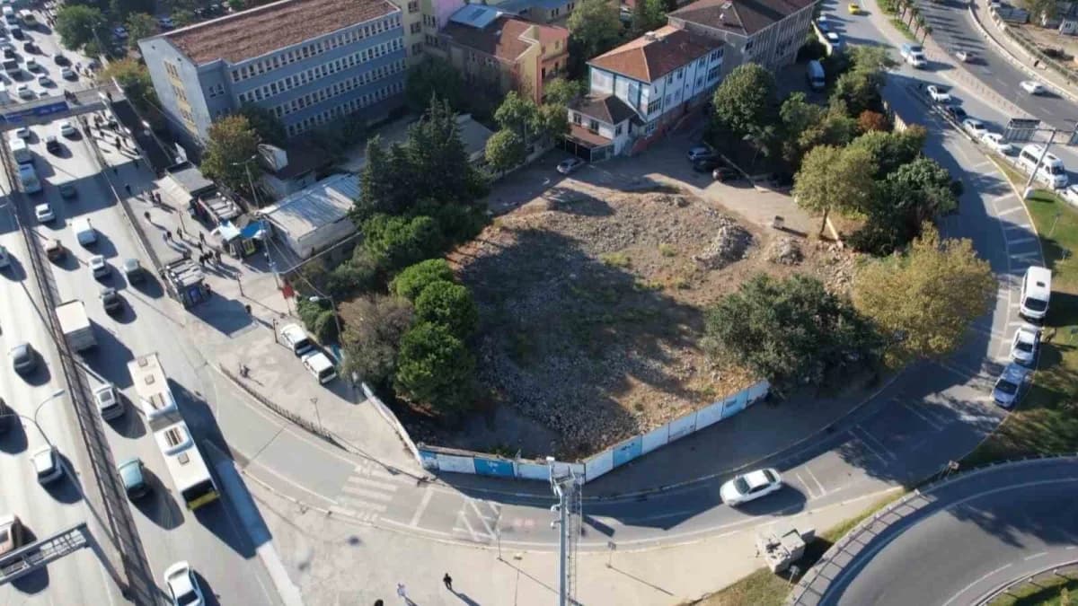 Avcılar Hacı Ahmet Tükenmez Camii yıkılan minaresi sonrası boş alan ve çevresinde inşaat yazıları