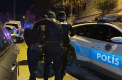 Avcılar ilçesinde polis aracına çarpan sürücünün yakalanması sonrası polis ekipleri araç çevresinde inceleme yapıyor