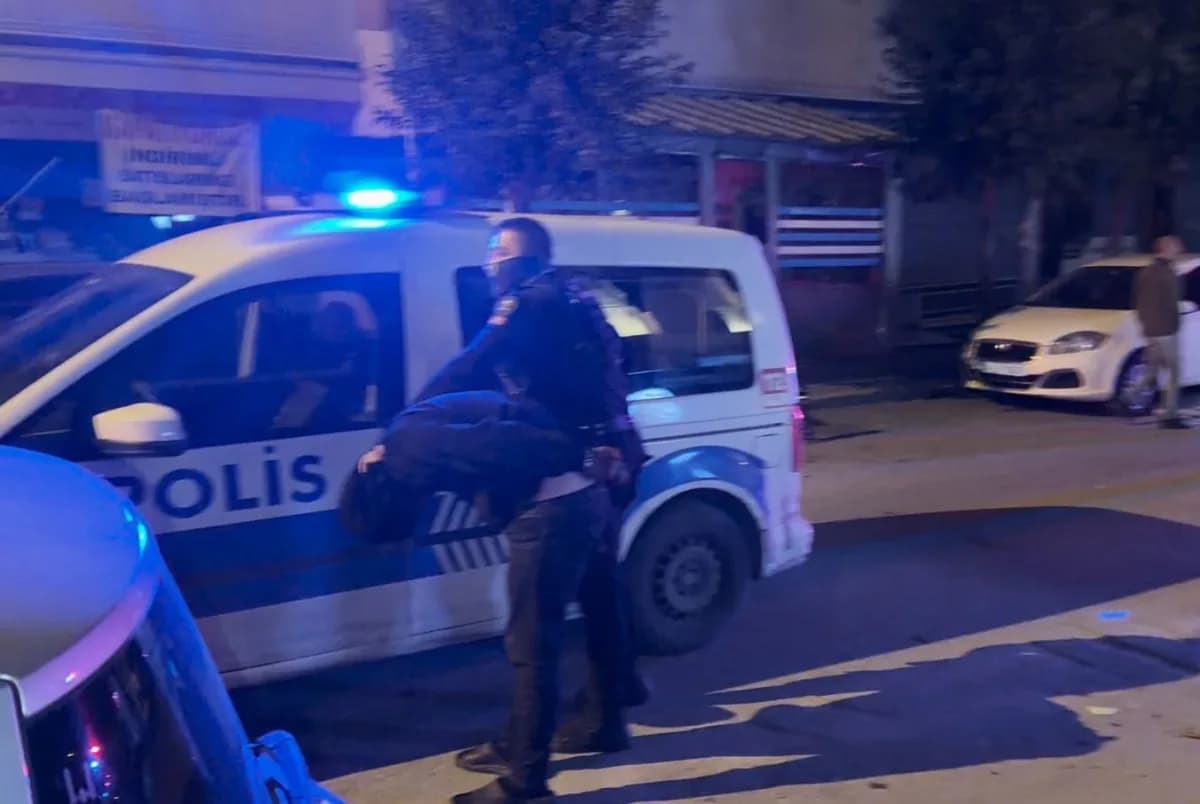 Avcılar'da polisin dur ihtarına uymayan sürücüler polis aracına çarparak kaçmak istedi. Şahıslar, kovalamacanın ardından