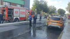 Avcılar Gümüşpala Mahallesi’nde park halindeki araçta çıkan yangına müdahale eden ekipler