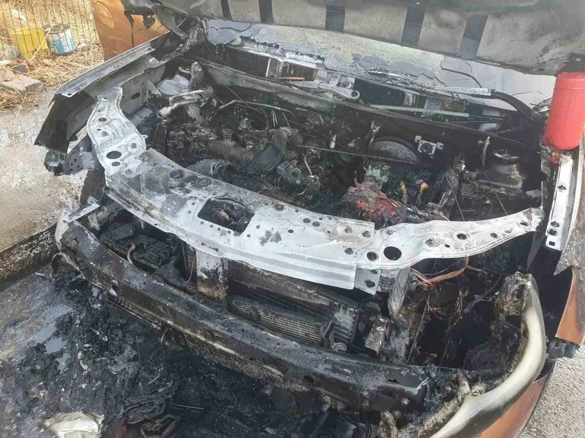 Avcılar’da park halindeki araçta bilinmeyen bir neden yangın çıktı. Alevlere Yunus polisleri müdahale etti. Ölen ya da y