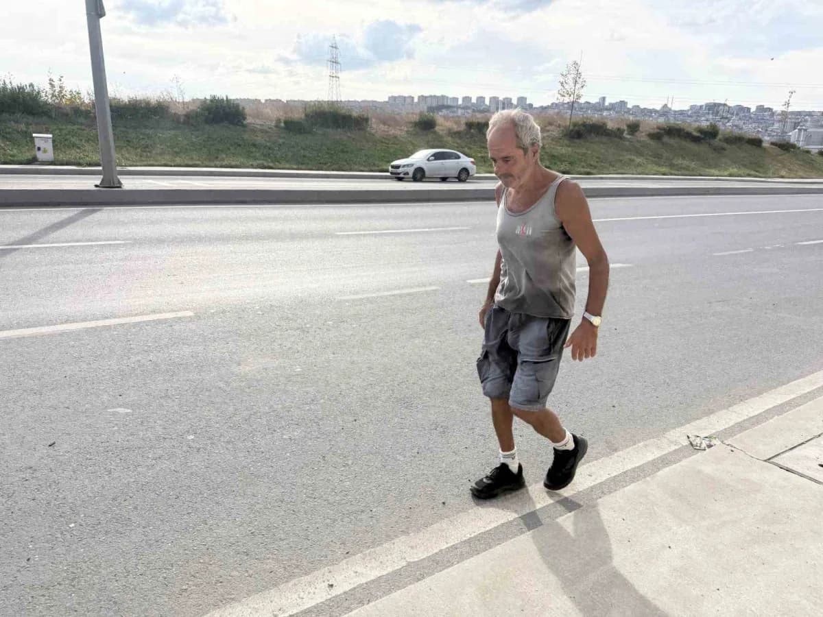 Avcılar’da 68 yaşındaki Kemal Demirkol uzun yürüyüş yaparken atlet giymiş halde
