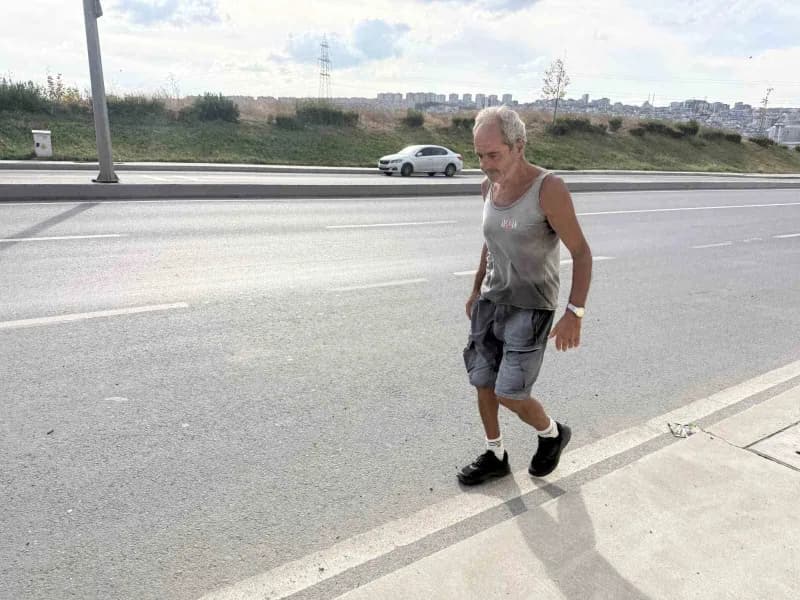 Avcılar’da 68 yaşındaki Kemal Demirkol uzun yürüyüş yaparken atlet giymiş halde