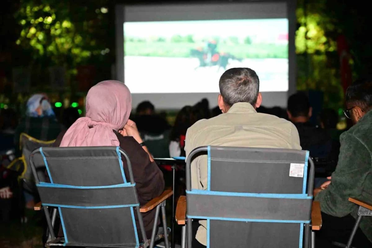 Manisa Büyükşehir Belediyesi tarafından 16-22 Eylül Avrupa Hareketlilik Haftası kapsamında düzenlenen açık hava sineması