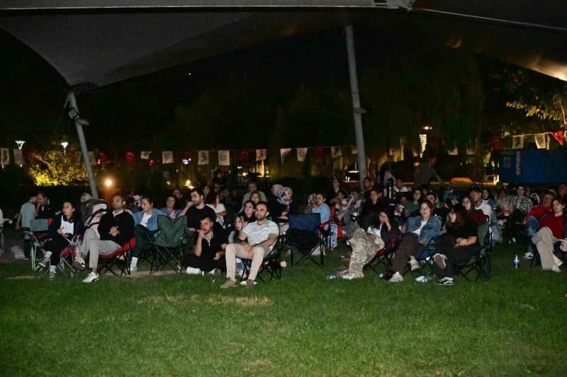 Manisa Büyükşehir Belediyesi tarafından 16-22 Eylül Avrupa Hareketlilik Haftası kapsamında düzenlenen açık hava sineması