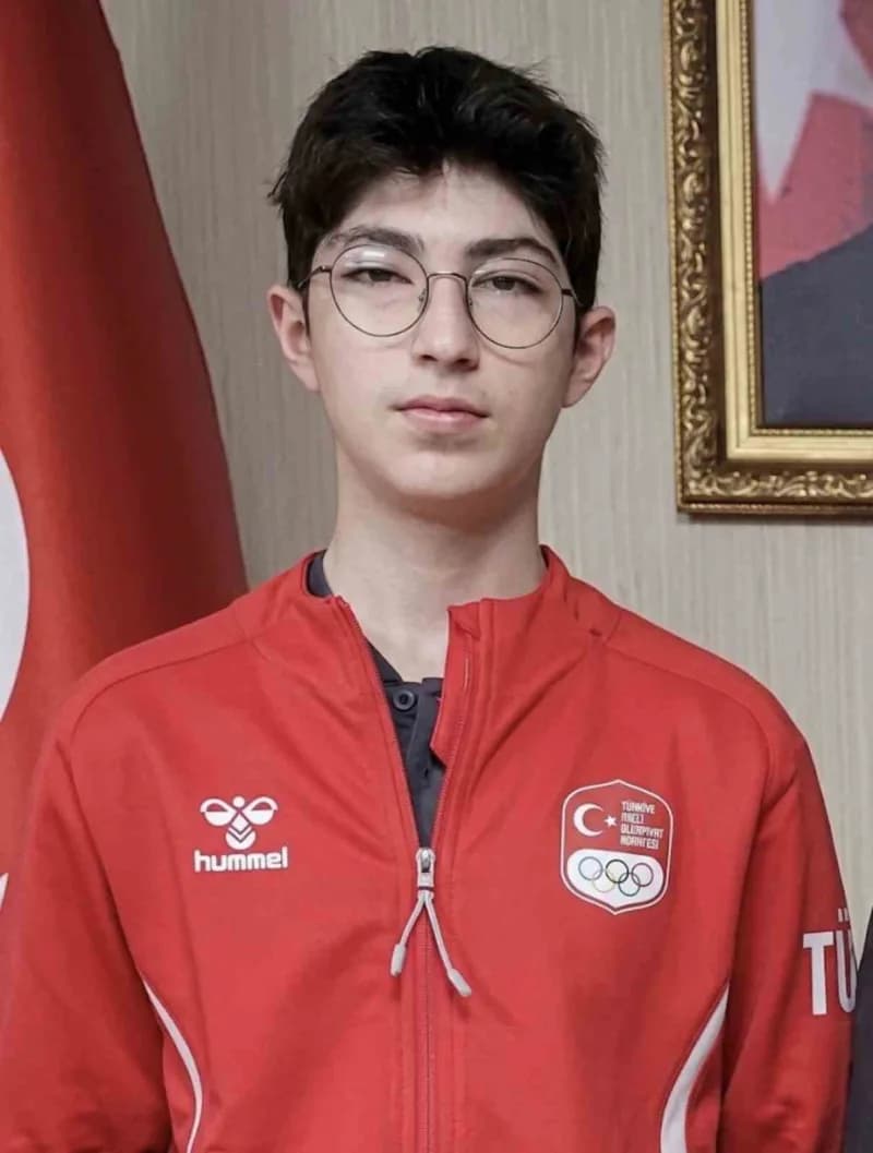 Samsun’da Türkiye Atıcılık Federasyonu sporcusu ve Avrupa şampiyonu 15 yaşındaki Burhan Yusuf Çizmecioğlu, ikamet ettiği