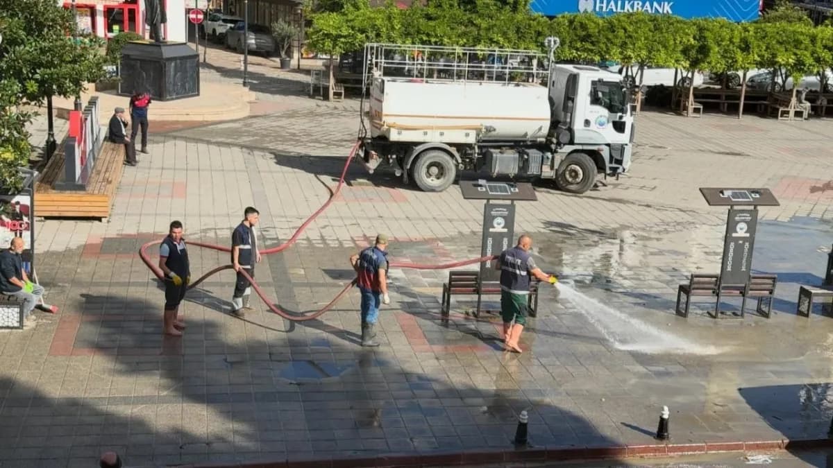 Sinop’un Ayancık ilçesinde etkili olan yoğun yağışın ardından meydana gelen olumsuzlukların giderilmesi amacıyla ekipler