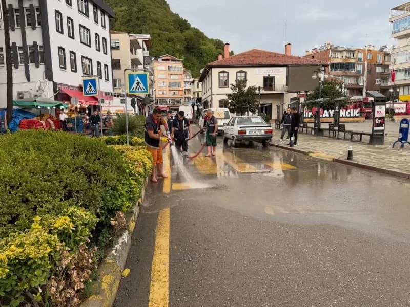 Sinop’un Ayancık ilçesinde etkili olan yoğun yağışın ardından meydana gelen olumsuzlukların giderilmesi amacıyla ekipler