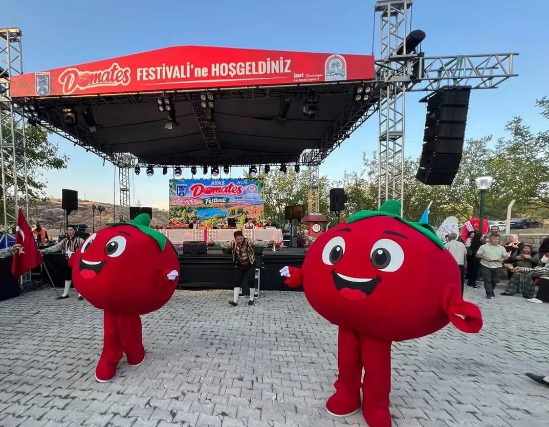 Ankara’nın coğrafi işaretli lezzetlerinden Ayaş domatesi’nin tanıtıldığı festival, ilçe sakinlerinin yanı sıra çevre il