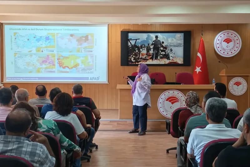 Aydın İl Tarım ve Orman Müdürlüğü personeline verilen afet ve yangın farkındalık eğitimi sırasında çekilmiş fotoğraf