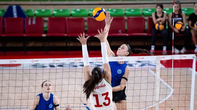 Aydın Büyükşehir Belediyespor ve Karşıyaka voleybol takımları Mustafa Kemal Atatürk Karşıyaka Spor Salonu'nda maç yapark