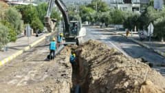 Aydın Bozdoğan ilçesinde kanalizasyon hattı yenileme çalışmaları yapan işçiler ve altyapı ekipmanları