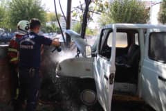 Aydın Efeler ilçesinde park halindeki kamyonette çıkan yangın sonrası itfaiye ekiplerinin müdahalesi