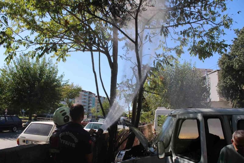 Aydın'ın Efeler ilçesinde park halindeki kamyonette çıkan yangın ekiplerin müdahalesiyle söndürülürken, araç kullanılama