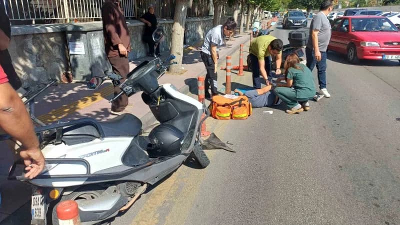 Aydın'ın Efeler ilçesinde park halindeyken yol çıkmayan isteyen bir aracı fark eden motosiklet sürücüsünün panik fren ya