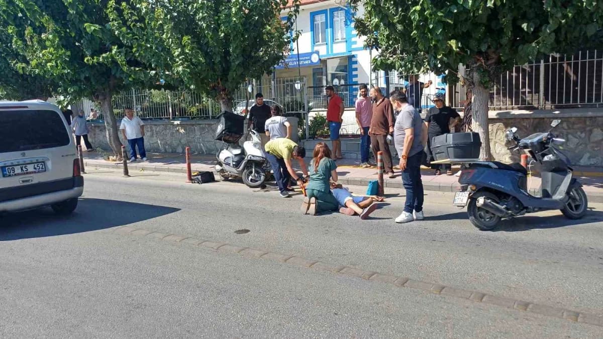 Aydın'ın Efeler ilçesinde park halindeyken yol çıkmayan isteyen bir aracı fark eden motosiklet sürücüsünün panik fren ya