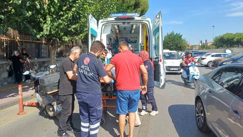Aydın'ın Efeler ilçesinde park halindeyken yol çıkmayan isteyen bir aracı fark eden motosiklet sürücüsünün panik fren ya