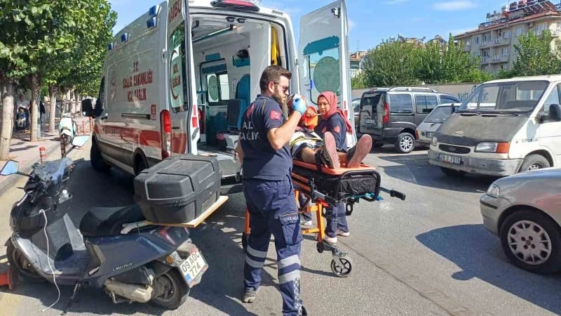 Aydın'ın Efeler ilçesinde park halindeyken yol çıkmayan isteyen bir aracı fark eden motosiklet sürücüsünün panik fren ya