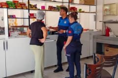 Aydın Efeler ilçesinde okul kantininde zabıta ekipleri denetim yapıyor