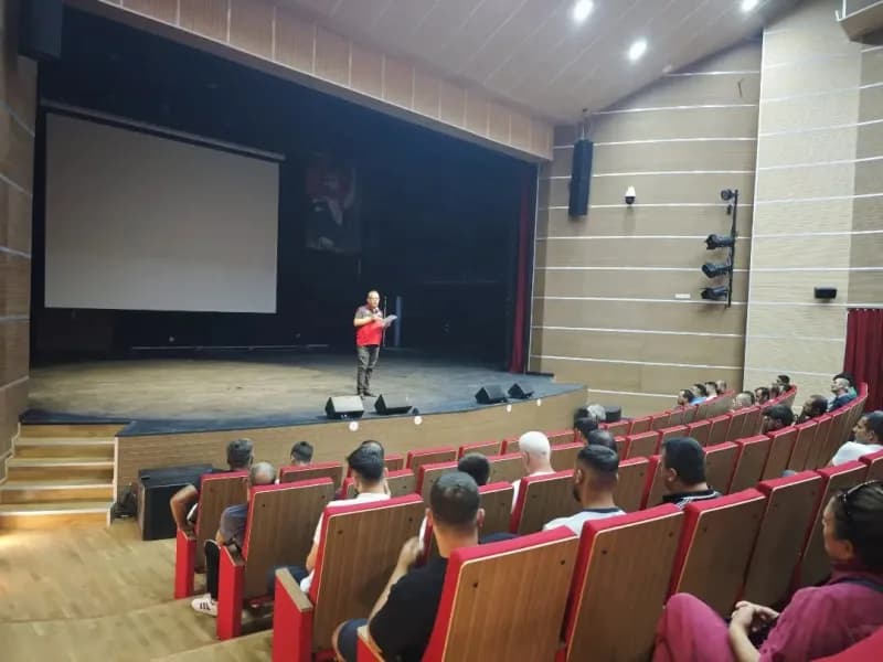 Aydın'da hükümlülere yönelik çevre bilinci ve doğaya saygı semineri düzenlenirken katılımcılar eğitim alıyor