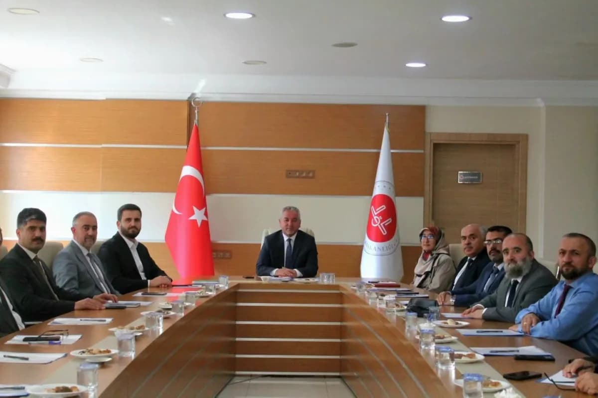 Aydın İl Müftüsü Hasan Güneş başkanlığında düzenlenen İlçe Müftüleri Toplantısı’nda, kent genelinde yürütülen din hizmet