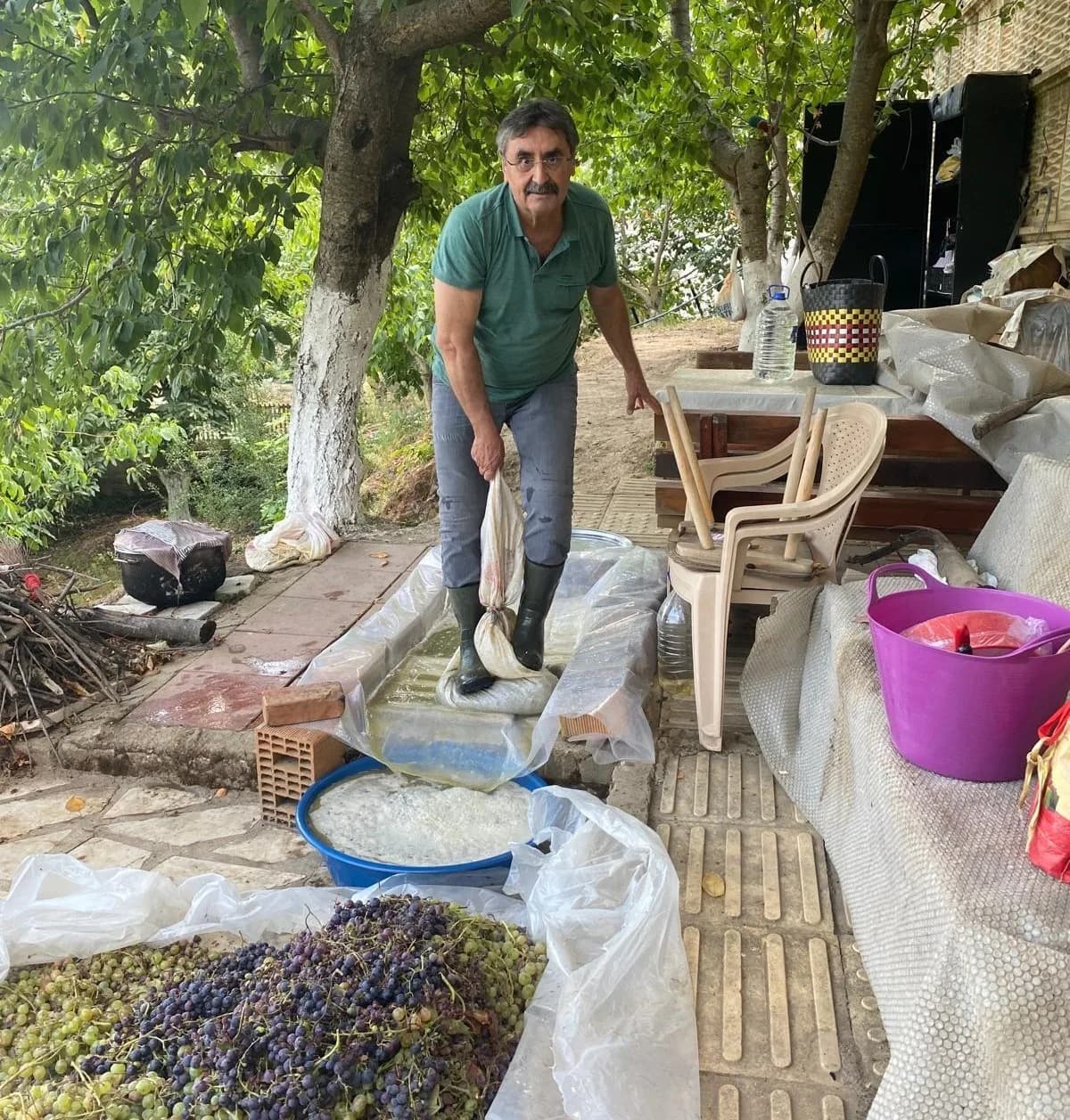 Aydın Karacasu’da geleneksel yöntemlerle üzümden pekmez üretimi yapılırken görüntü