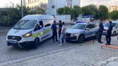 Aydın Efeler ilçesinde Mimar Sinan Endüstri Meslek Lisesi önünde polis ekipleri inceleme yapıyor