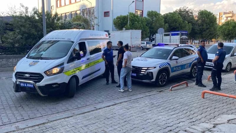 Aydın Efeler ilçesinde Mimar Sinan Endüstri Meslek Lisesi önünde polis ekipleri inceleme yapıyor