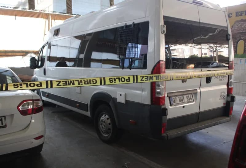 Polis ekipleri bölgedeki güvenlik kameralarını da inceleyerek 17 yaşlarındaki bir şahsı gözaltına aldı. Eşkali belirlene