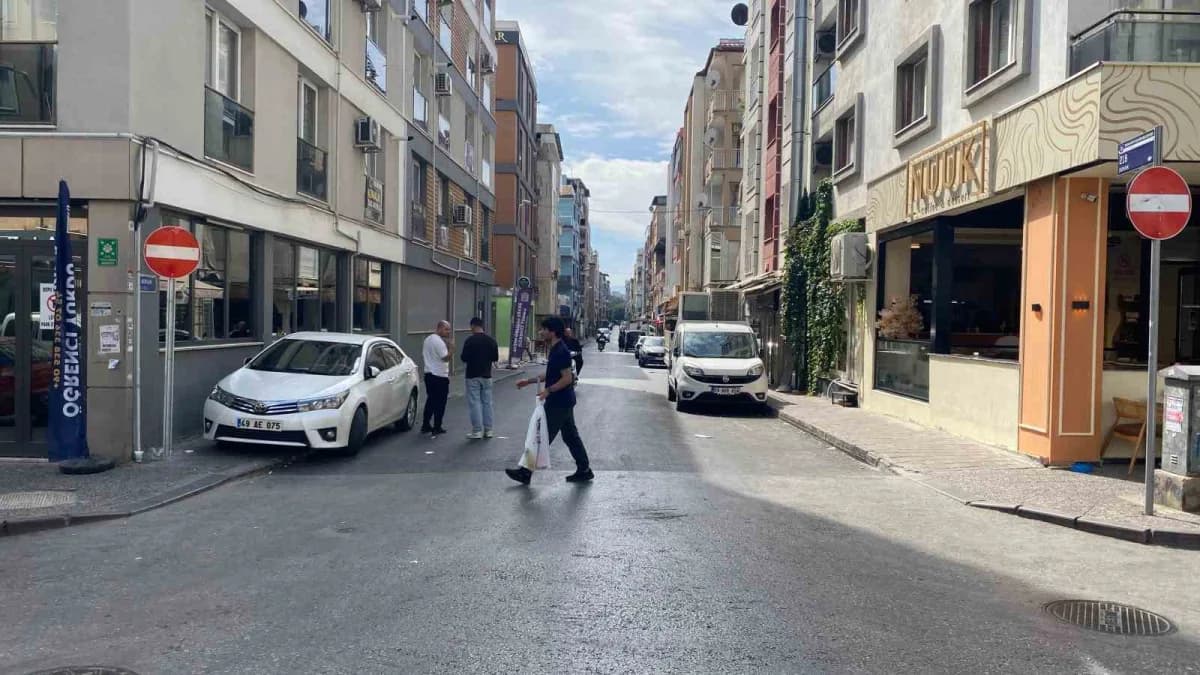 Aydın'ın Efeler ilçesinde Yol yenileme çalışmaları kapsamında asfaltlanan Orta Mahalle 218 Sokak'ta trafik düzeni değişt