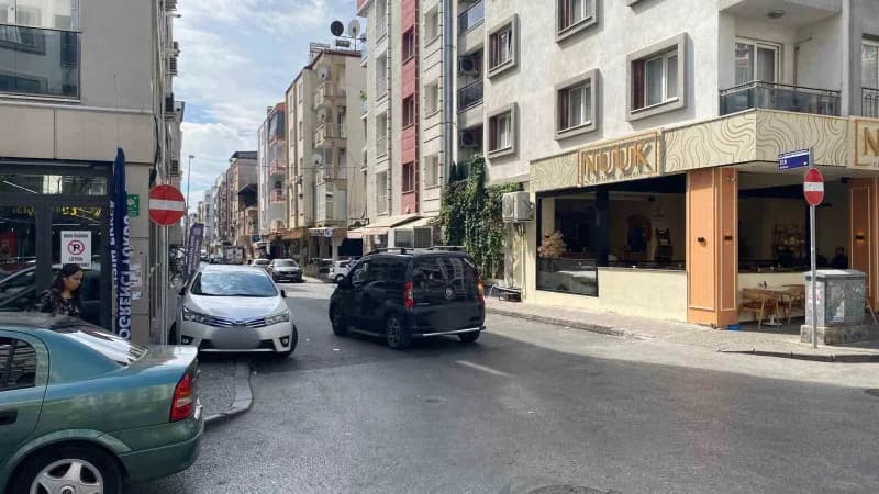 Aydın'ın Efeler ilçesinde Yol yenileme çalışmaları kapsamında asfaltlanan Orta Mahalle 218 Sokak'ta trafik düzeni değişt