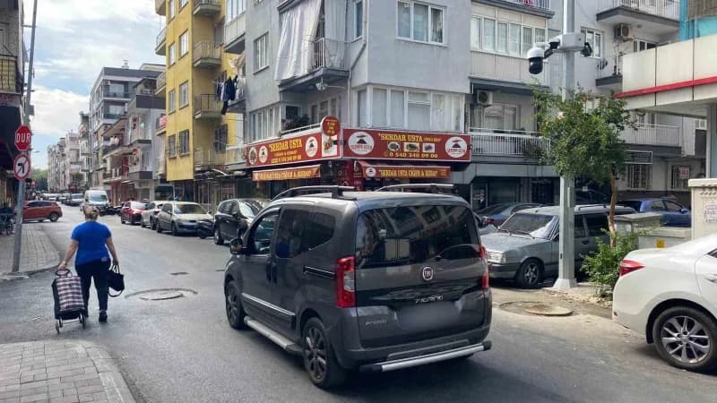Aydın'ın Efeler ilçesinde Yol yenileme çalışmaları kapsamında asfaltlanan Orta Mahalle 218 Sokak'ta trafik düzeni değişt