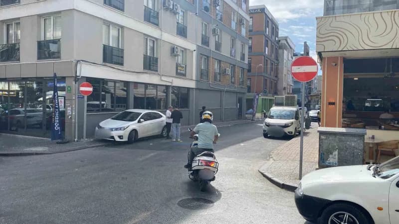Aydın'ın Efeler ilçesinde Yol yenileme çalışmaları kapsamında asfaltlanan Orta Mahalle 218 Sokak'ta trafik düzeni değişt