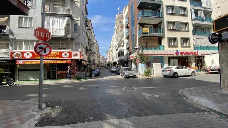 Aydın'ın Efeler ilçesinde Yol yenileme çalışmaları kapsamında asfaltlanan Orta Mahalle 218 Sokak'ta trafik düzeni değişt