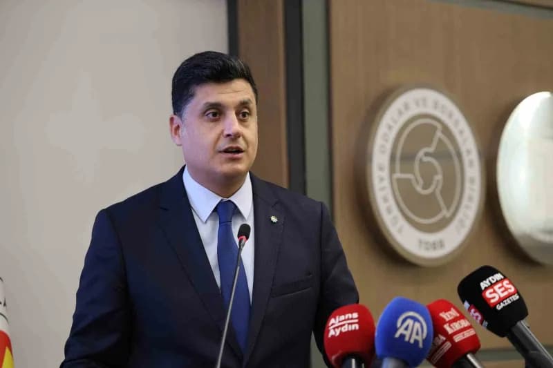 Aydın Sanayi Odası Başkanı Gökhan Maraş, savunma sanayii iş birliği toplantısında konuşma yaparken