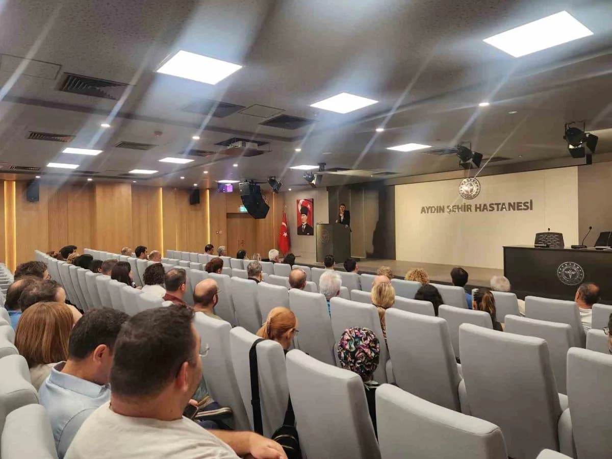 Aydın Şehir Hastanesi Başhekimi Prof. Dr. Özlem Özbağçıvan, hastanenin konferans salonunda düzenlenen tanışma toplantısı