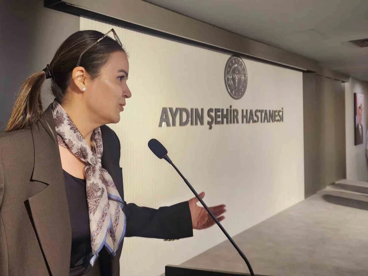 Aydın Şehir Hastanesi Başhekimi Prof. Dr. Özlem Özbağçıvan hekimlerle toplantıda bir arada