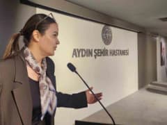Aydın Şehir Hastanesi Başhekimi Prof. Dr. Özlem Özbağçıvan hekimlerle toplantıda bir arada