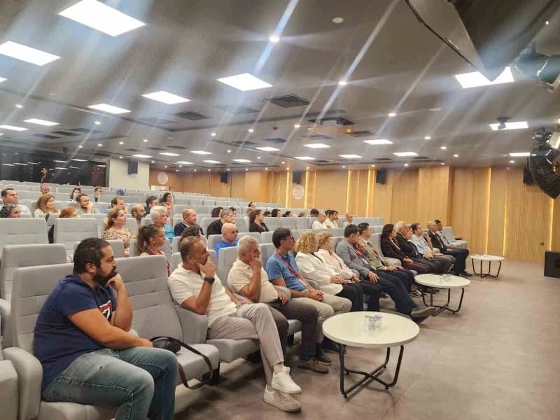 Aydın Şehir Hastanesi Başhekimi Prof. Dr. Özlem Özbağçıvan, hastanenin konferans salonunda düzenlenen tanışma toplantısı