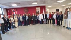 Aydın Şehir Hastanesi binası ve sağlık çalışanları hastane önünde