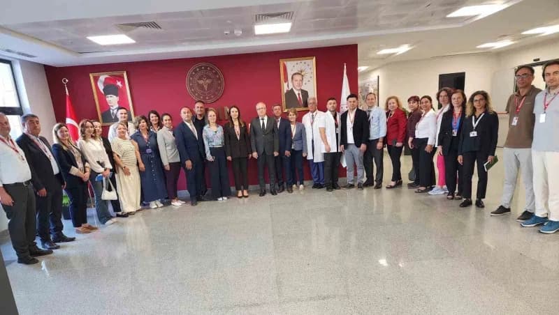Aydın Şehir Hastanesi binası ve sağlık çalışanları hastane önünde